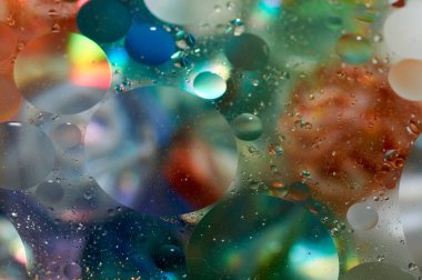 soyut renkli petrol düştü suda yüzen