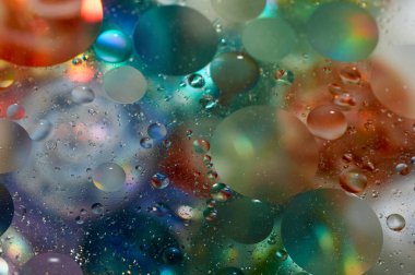 soyut renkli petrol düştü suda yüzen