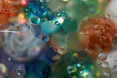 soyut renkli petrol düştü suda yüzen