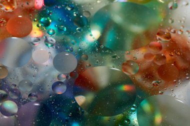 soyut renkli petrol düştü suda yüzen