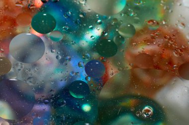 soyut renkli petrol düştü suda yüzen