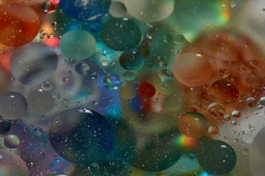 soyut renkli petrol düştü suda yüzen