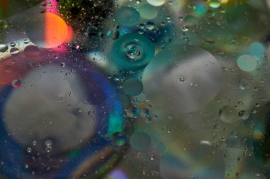 soyut renkli petrol düştü suda yüzen