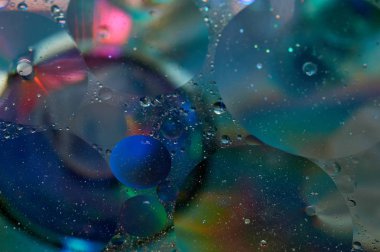 soyut renkli petrol düştü suda yüzen