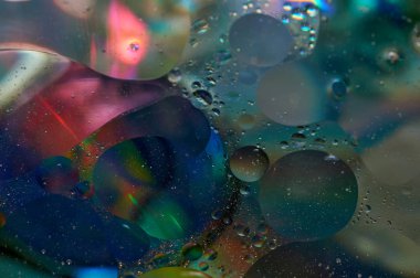 soyut renkli petrol düştü suda yüzen