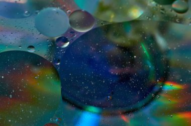 soyut renkli petrol düştü suda yüzen