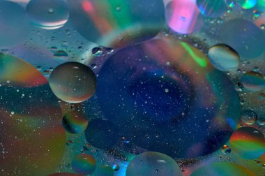 soyut renkli petrol düştü suda yüzen