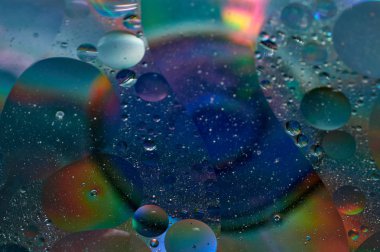 soyut renkli petrol düştü suda yüzen