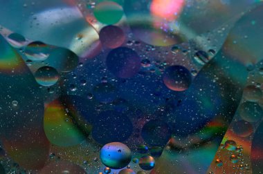 soyut renkli petrol düştü suda yüzen