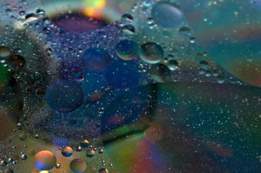 soyut renkli petrol düştü suda yüzen