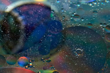 soyut renkli petrol düştü suda yüzen