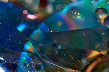 soyut renkli petrol düştü suda yüzen