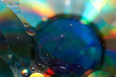 soyut renkli petrol düştü suda yüzen