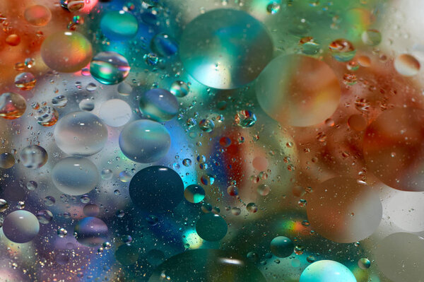 плавающие в воде абстрактные цветные капли масла
