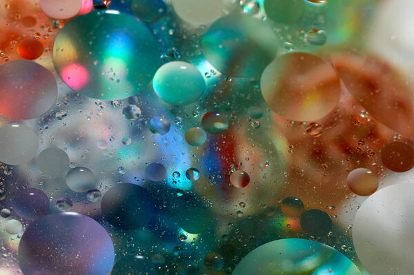 плавающие в воде абстрактные цветные капли масла
