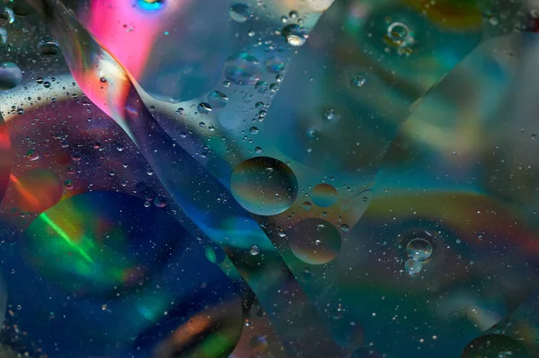 soyut renkli petrol düştü suda yüzen