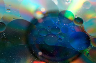 soyut renkli petrol düştü suda yüzen