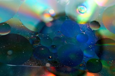 soyut renkli petrol düştü suda yüzen