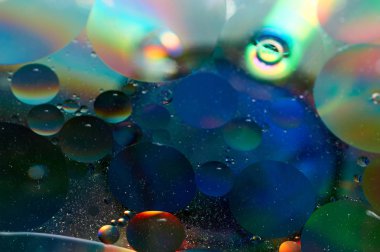 soyut renkli petrol düştü suda yüzen