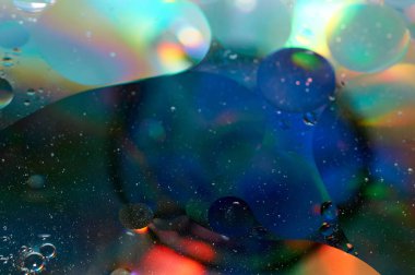 soyut renkli petrol düştü suda yüzen