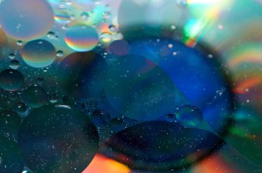 soyut renkli petrol düştü suda yüzen