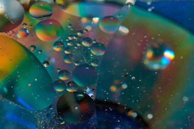 soyut renkli petrol düştü suda yüzen