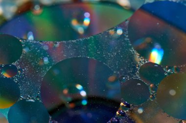 soyut renkli petrol düştü suda yüzen