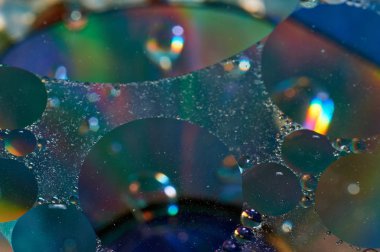 soyut renkli petrol düştü suda yüzen