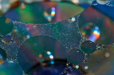 soyut renkli petrol düştü suda yüzen