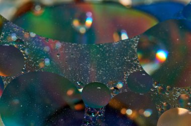 soyut renkli petrol düştü suda yüzen