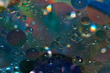 soyut renkli petrol düştü suda yüzen