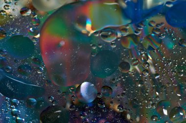 soyut renkli petrol düştü suda yüzen