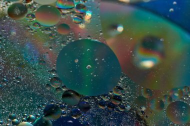 soyut renkli petrol düştü suda yüzen