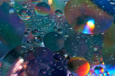 soyut renkli petrol düştü suda yüzen