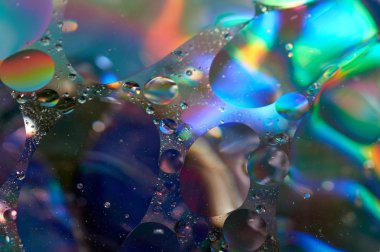 soyut renkli petrol düştü suda yüzen