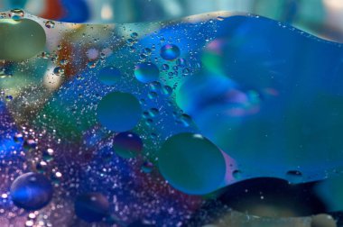 soyut renkli petrol düştü suda yüzen