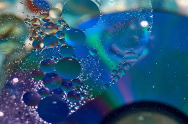 soyut renkli petrol düştü suda yüzen