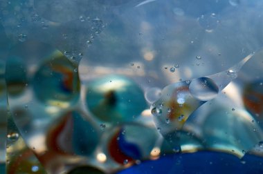 soyut renkli petrol düştü suda yüzen