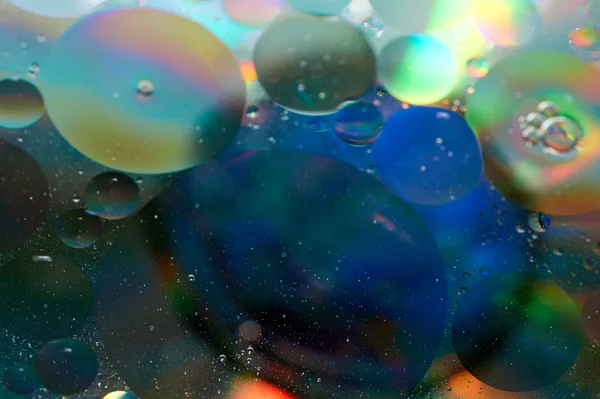 soyut renkli petrol düştü suda yüzen