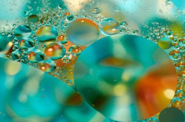 soyut renkli petrol düştü suda yüzen