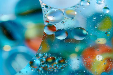 soyut renkli petrol düştü suda yüzen