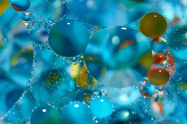 soyut renkli petrol düştü suda yüzen