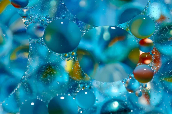 soyut renkli petrol düştü suda yüzen