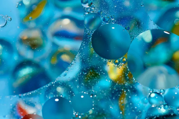 soyut renkli petrol düştü suda yüzen