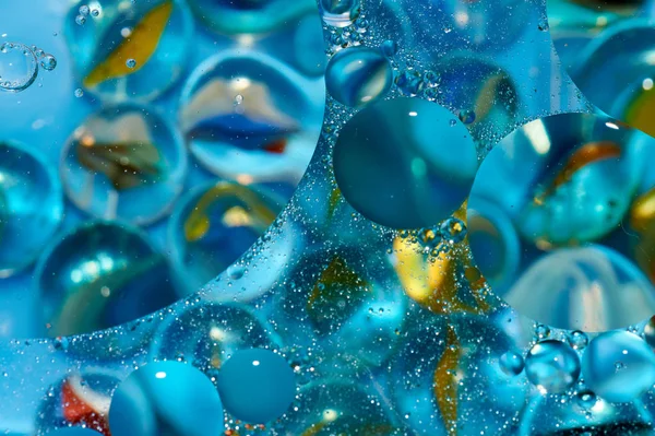 soyut renkli petrol düştü suda yüzen