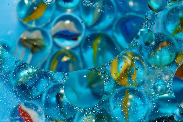 soyut renkli petrol düştü suda yüzen