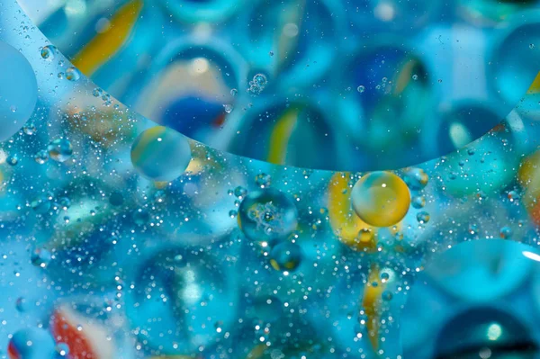 soyut renkli petrol düştü suda yüzen