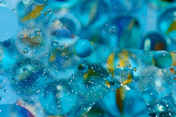 soyut renkli petrol düştü suda yüzen