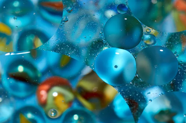 soyut renkli petrol düştü suda yüzen