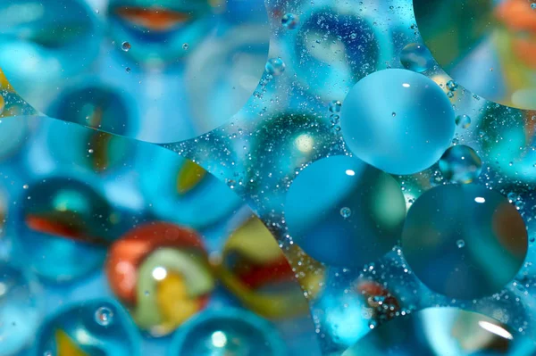 soyut renkli petrol düştü suda yüzen